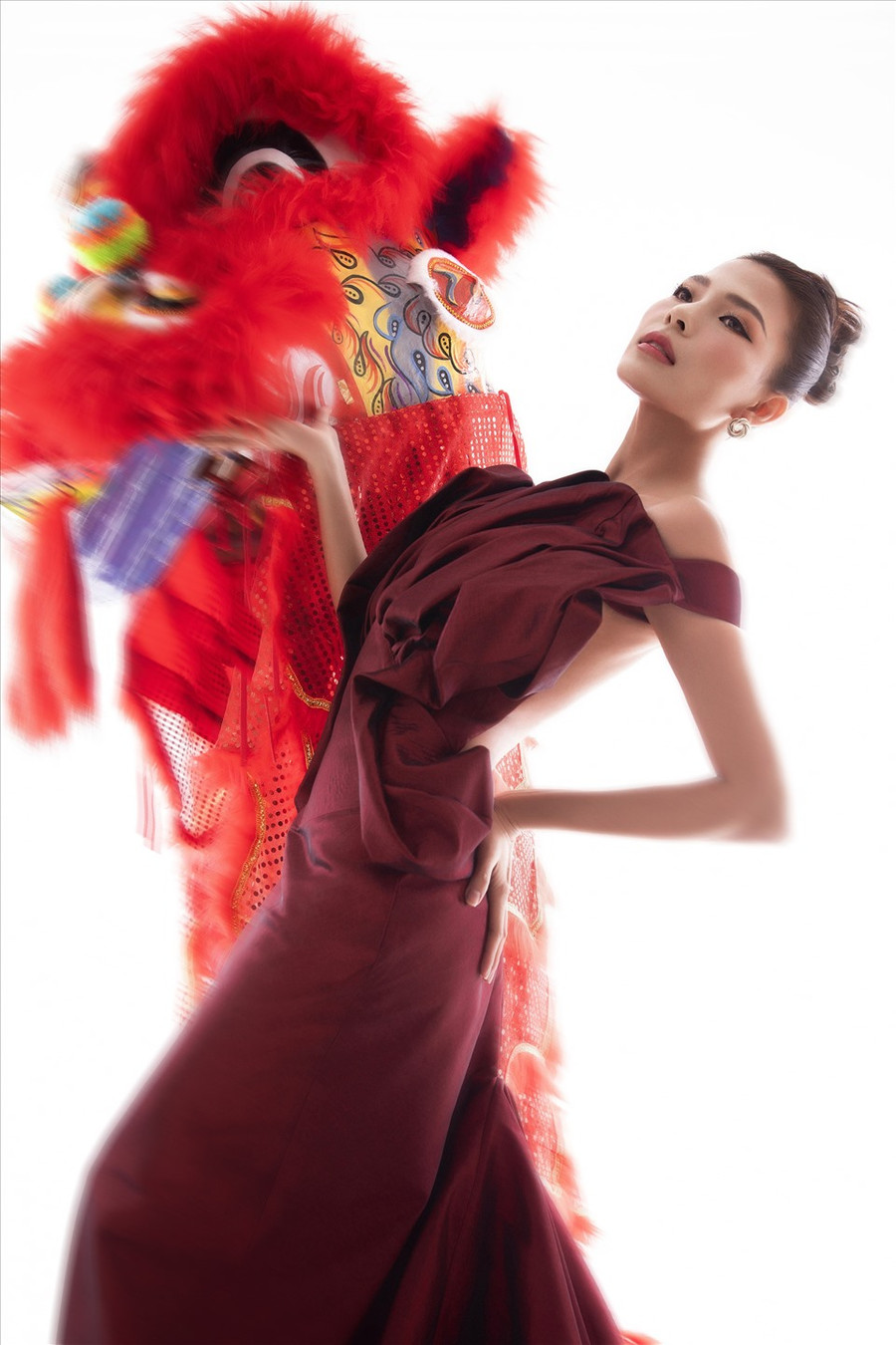 Cô cho biết, gia đình luôn là điểm tựa để bản thân vững tin cố gắng thật nhiều trong hành trình chinh phục trái tim của khán giả. Ảnh: NSCC.