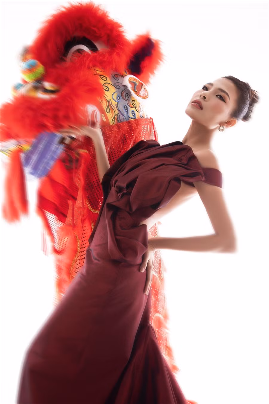 Cô cho biết, gia đình luôn là điểm tựa để bản thân vững tin cố gắng thật nhiều trong hành trình chinh phục trái tim của khán giả. Ảnh: NSCC.