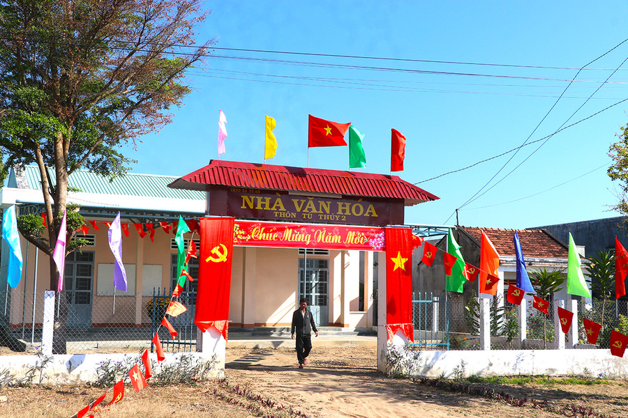 Hiện nay, 100% thôn, làng ở xã Tú An có nhà văn hóa, khu thể thao, sân bóng đá, bóng chuyền đáp ứng nhu cầu tập thể dục thể thao của nhân dân. Ảnh: Ngọc Minh 100% thôn, làng ở xã Tú An, thị xã An Khê có Nhà văn hóa, khu thể thao, sân bóng đá, bóng chuyền đáp ứng nhu cầu tập thể thục thể thao của nhân dân. Ảnh: Ngọc Minh