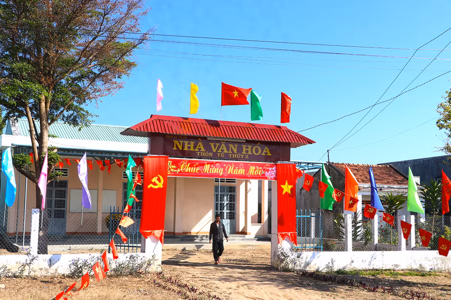  100% thôn, làng ở xã Tú An, thị xã An Khê có Nhà văn hóa, khu thể thao, sân bóng đá, bóng chuyền đáp ứng nhu cầu tập thể thục thể thao của nhân dân. Ảnh: Ngọc Minh