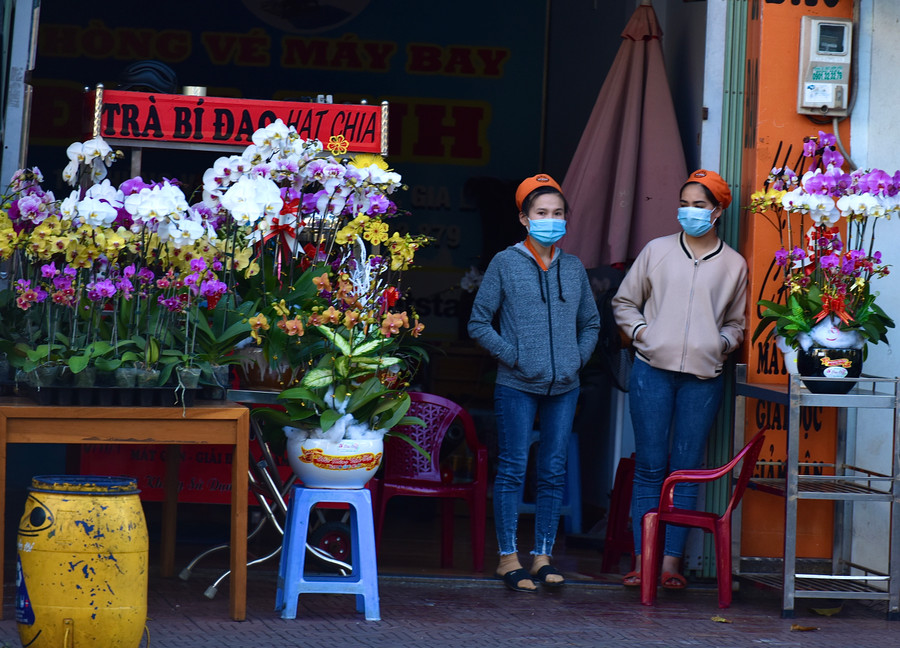 11/ Hai cháu gái đang chờ khách tại của hàng Trà bí đao cũng nghiêm túc mang khẩu trang.