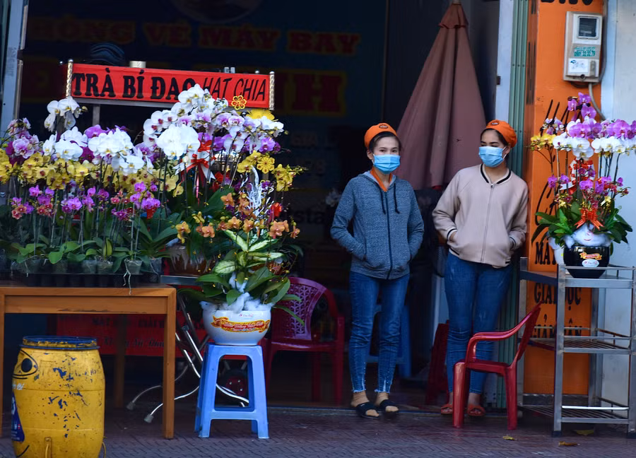 11/ Hai cháu gái đang chờ khách tại của hàng Trà bí đao cũng nghiêm túc mang khẩu trang.