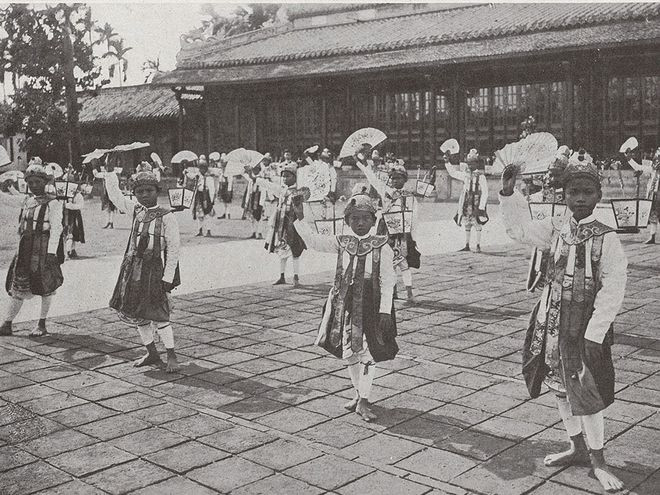 Các vũ công trong ngày lễ.