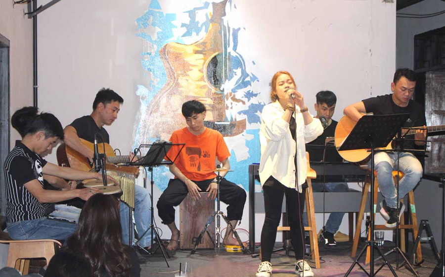 Tiết mục biểu diễn của ca sĩ Kim Như cùng nhóm nhạc Sol Acoustic. Ảnh: Thủy Bình Tiết mục biểu diễn của ca sĩ Kim Như cùng nhóm nhạc Sol Acoustic. Ảnh: Thủy Bình
