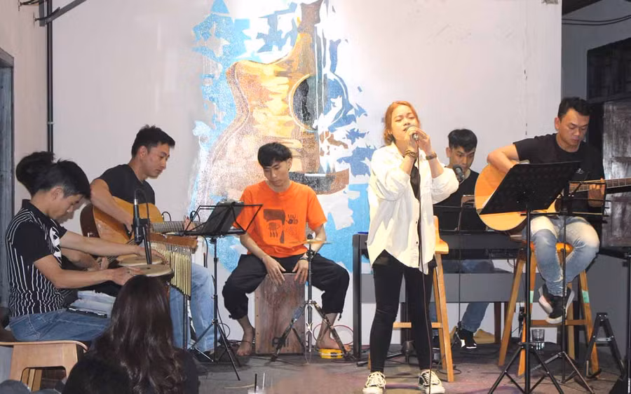 Tiết mục biểu diễn của ca sĩ Kim Như cùng nhóm nhạc Sol Acoustic. Ảnh: Thủy Bình