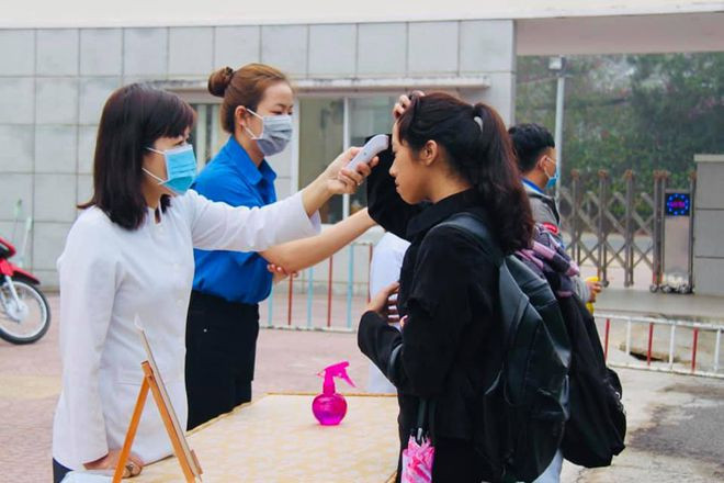 Kiểm tra thân nhiệt phòng dịch Covid-19 tại Trường ĐH Đà Lạt. Ảnh: LÂM VIÊN