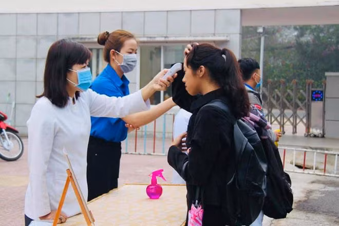 Kiểm tra thân nhiệt phòng dịch Covid-19 tại Trường ĐH Đà Lạt. Ảnh: LÂM VIÊN