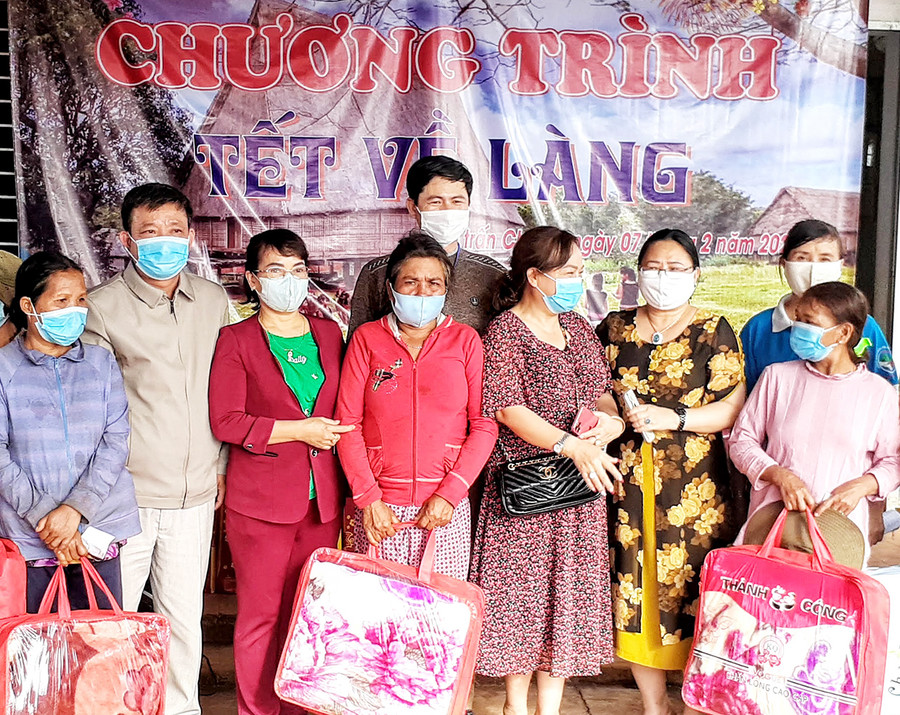 Đại diện Đảng ủy, UBND, Hội LHPN thị trấn Chư Sê và các nhà tài trợ tặng chăn ấm cho hội viên phụ nữ làng Hăng Ring. Ảnh: Hoàng Viên  Các đồng chí lãnh đạo Đảng uỷ, UBND, HLHPN thị trấn và các nhà tài trợ tặng chăn ấm cho hội viên Làng Hăng Ring, thị trấn Chư Sê có hoàn cảnh khó khăn. Ảnh: Hoàng Viên