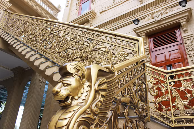 Cầu thang được ốp vàng