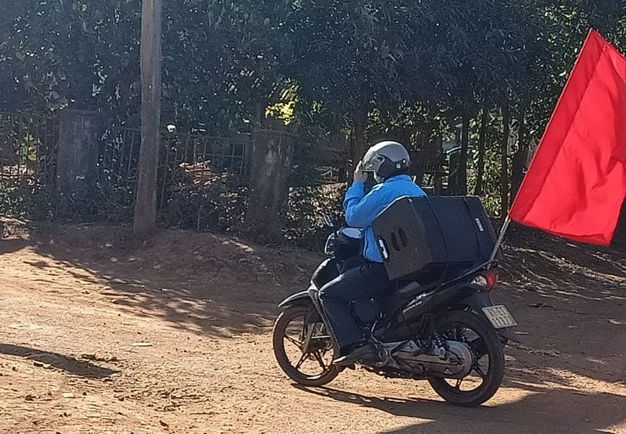 Hệ thống loa di động được triển khai trên địa bàn các thôn, làng bằng 2 thứ tiếng Kinh và Bahnar; tuyên truyền vận động nhân dân bình tĩnh, không hoang mang trước dịch bệnh; thực hiện hướng dẫn của các cơ quan chức năng và thông điệp 5K trong phòng-chống dịch thông qua mạng xã hội (Zalo, Face book...). (ảnh 2)