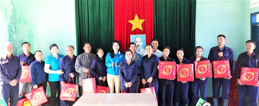 Liên đoàn Lao động tỉnh tặng quà Tết cho công nhân nghèo tại huyện Chư Păh. Ảnh. Đinh Yến