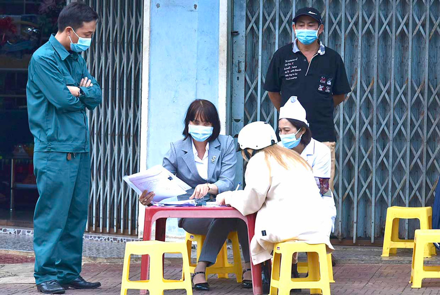 Lượng lực chức năng nhắc nhở các trường hợp vi phạm về quy định phòng-chống dịch Covid-19 khi tham gia giao thông qua trục đường Hùng Vương-Nguyễn Thái Học (TP. Pleiku). Ảnh: HỒ ANH TIẾN