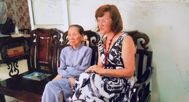 Bà Dinh cùng một nhà nghiên cứu văn hóa người Đức đến tìm hiểu văn hóa cung đình triều Nguyễn - ảnh TL gia đình