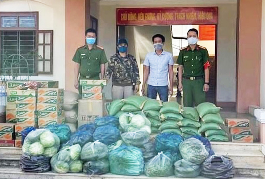 Nhiều nhà hảo tâm đã ủng hộ rau củ và nhu yếu phẩm để hỗ trợ người dân bị cách ly. Ảnh: Văn Ngọc  Nhiều nhà hảo tâm đã ủng hộ rau, củ và nhu yếu phẩm hỗ trợ người dân bị cách ly. Ảnh: Văn Ngọc