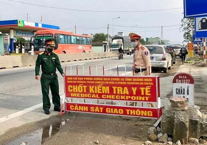 Chốt kiểm tra y tế phòng chống dịch Covid-19 tại Dốc Sỏi, H.Bình Sơn (Quảng Ngãi) - Ảnh: H.Phong Chốt kiểm tra y tế phòng chống dịch Covid-19 tại Dốc Sỏi, H.Bình Sơn (Quảng Ngãi) - Ảnh: H.Phong