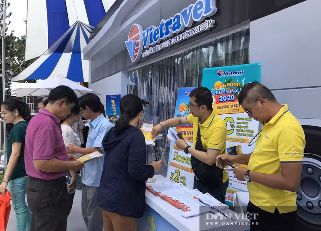 Hình ảnh khách mua tour tại Ngày hội kích cầu du lịch TP.HCM hồi tháng 7/2021 đông đúc, trái ngược với thị trường ảm đảm của tour du lịch Tết. . Ảnh: Hồng Phúc.