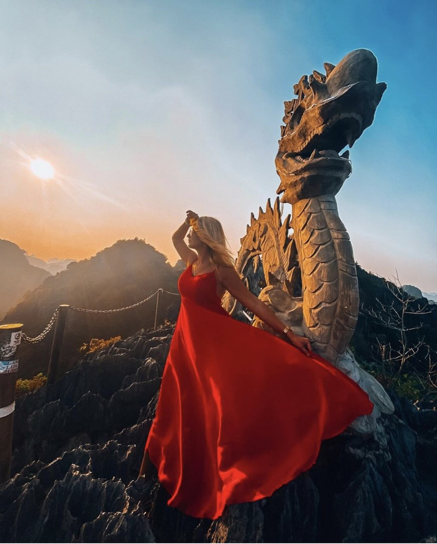 Ít ai biết, mùa Đông-Xuân là một trong những thời điểm Hang Múa đẹp nhất trong năm. Không có hoa sen rực rỡ nhưng khung cảnh yên bình của nơi đây vào mùa này lại rất được lòng các bạn trẻ thích 'sống ảo.' (Ảnh: CTV/Vietnam+)