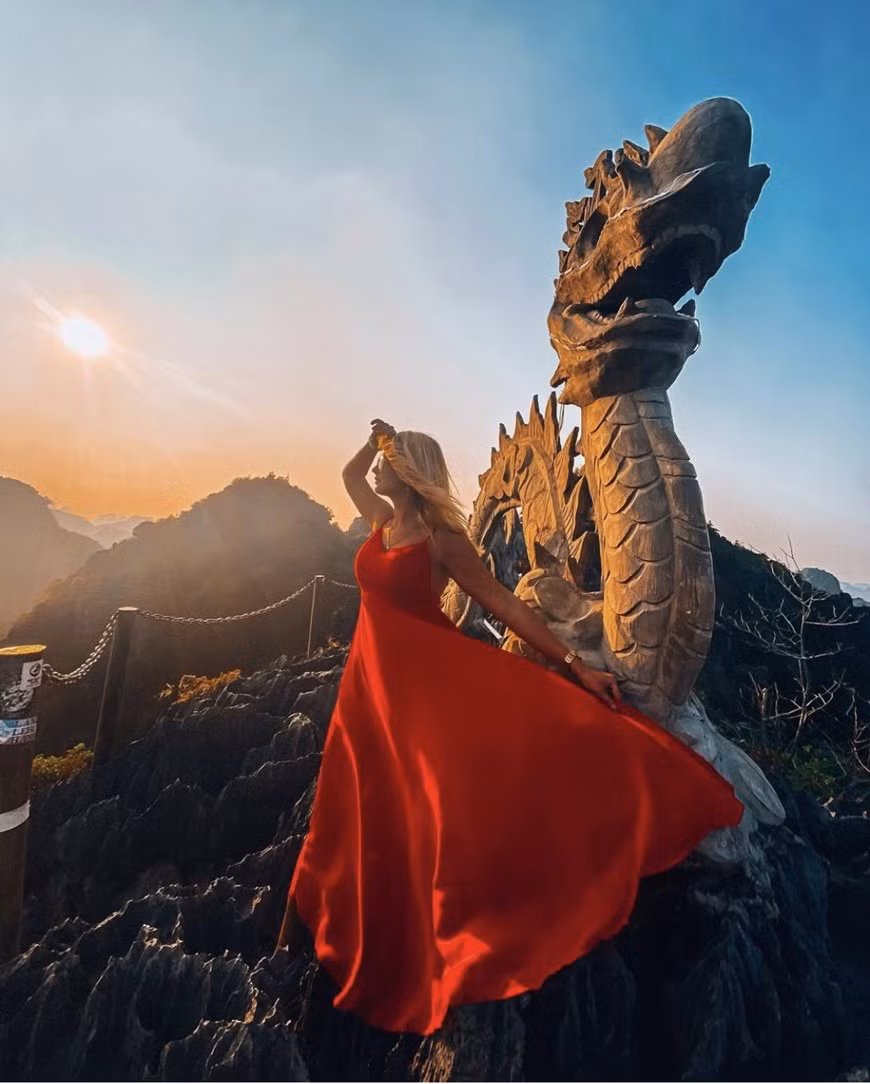 Ít ai biết, mùa Đông-Xuân là một trong những thời điểm Hang Múa đẹp nhất trong năm. Không có hoa sen rực rỡ nhưng khung cảnh yên bình của nơi đây vào mùa này lại rất được lòng các bạn trẻ thích 'sống ảo.' (Ảnh: CTV/Vietnam+)