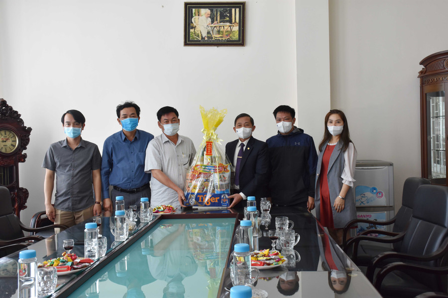 Lãnh đạo Ban Tuyên giáo Tỉnh ủy đến thăm, chúc Tết cán bộ, phóng viên, biên tập viên, nhân viên Báo Gia Lai. Ảnh: Hà Phương