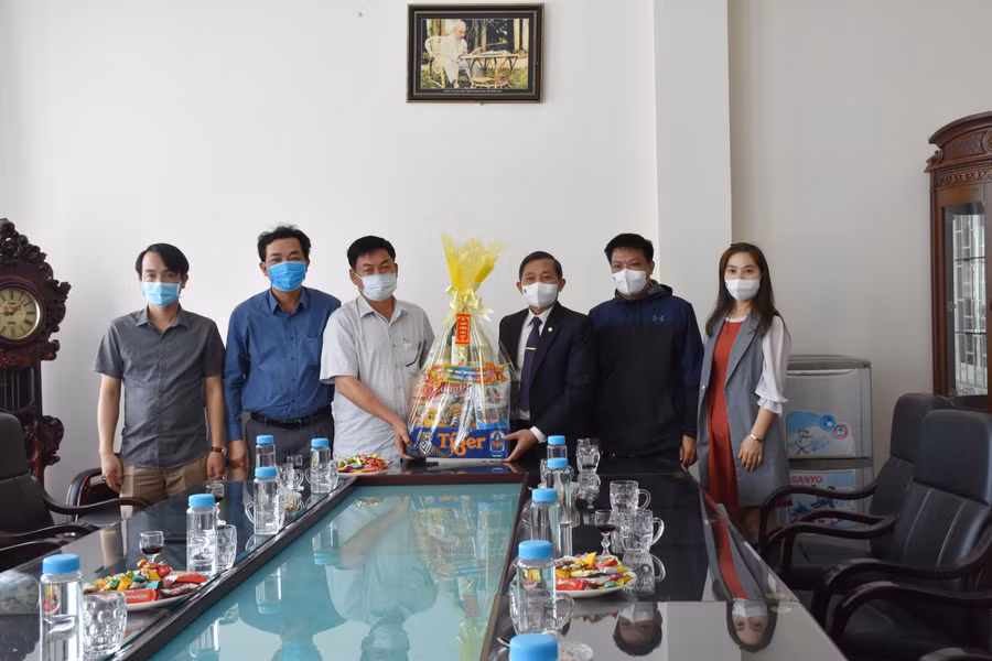 Lãnh đạo Ban Tuyên giáo Tỉnh ủy đến thăm, chúc Tết cán bộ, phóng viên, biên tập viên, nhân viên Báo Gia Lai. Ảnh: Hà Phương