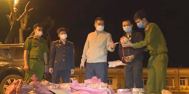 Cơ quan chức năng bắt giữ 2,3 tạ pháo lậu.