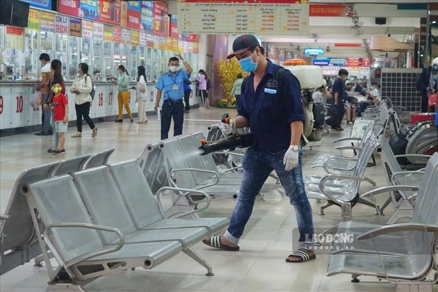 Thực hiện phun thuốc khử trùng tại bến xe phòng chống COVID-19 Thực hiện phun thuốc khử trùng tại bến xe phòng chống COVID-19