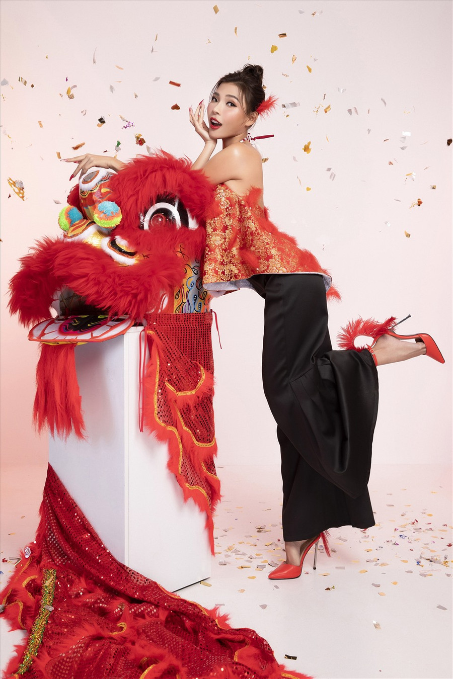 Lấy cảm hứng từ cô gái xuân, Thúy Diễm được nhiếp ảnh gia - đạo diễn phim 