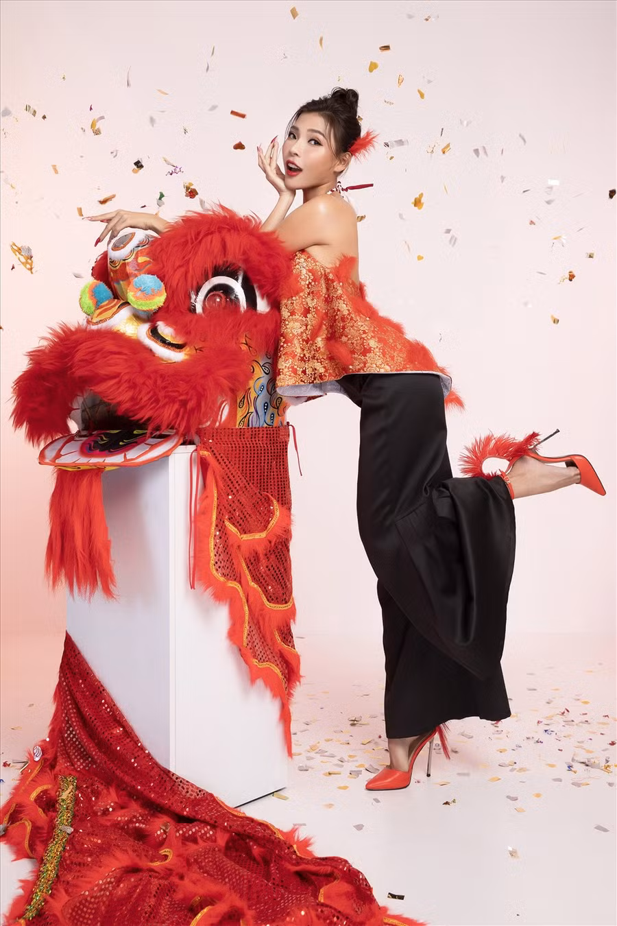 Lấy cảm hứng từ cô gái xuân, Thúy Diễm được nhiếp ảnh gia - đạo diễn phim 