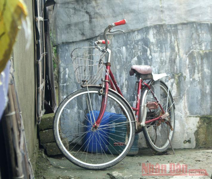 Chiếc xe đạp ông Đáp thường dùng để vào làng mua rau và về thăm con cháu. Chiếc xe đạp ông Đáp thường dùng để vào làng mua rau và về thăm con cháu.