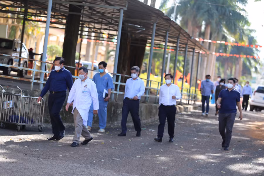 Đoàn Công tác của Bộ Y tế kiểm tra tại Bệnh viện Đa khoa tỉnh ngày 3-2 vừa qua. Ảnh: Như Nguyện