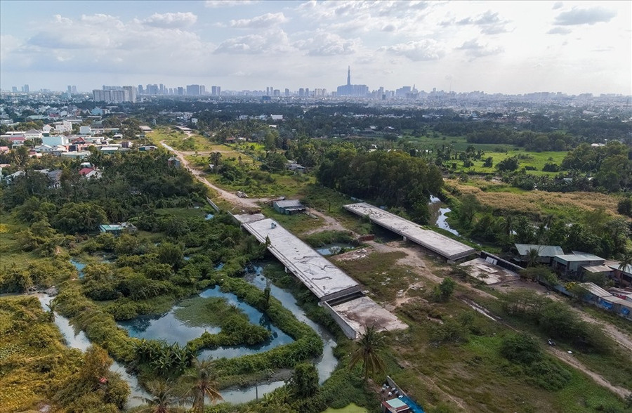 Đoạn Vành đai 2 từ Phạm Văn Đồng - nút giao Gò Dưa được triển khai thi công từ năm 2017 nhưng đang tạm ngưng. Ảnh: Phạm Nguyễn