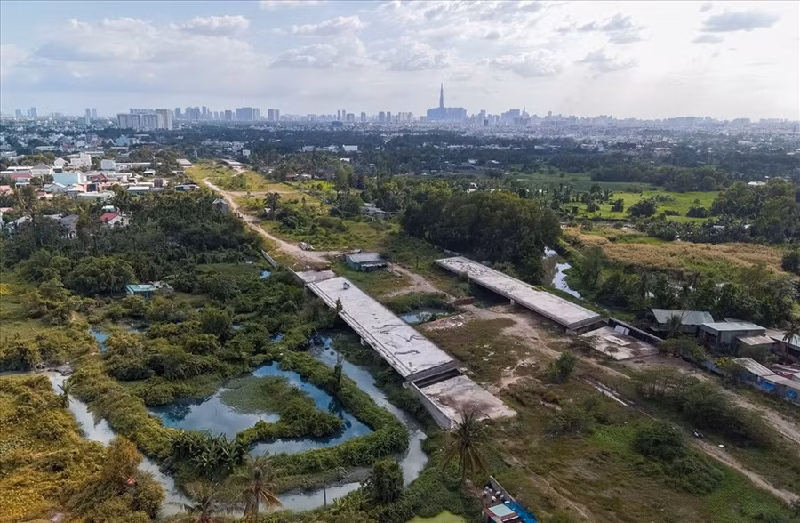 Đoạn Vành đai 2 từ Phạm Văn Đồng - nút giao Gò Dưa được triển khai thi công từ năm 2017 nhưng đang tạm ngưng. Ảnh: Phạm Nguyễn