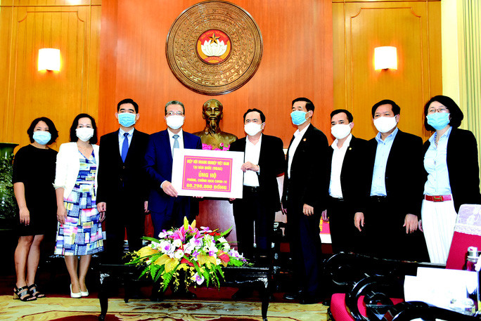  Thứ trưởng Bộ Ngoại giao Đặng Minh Khôi trao tiền quyên góp của cộng đồng người Việt tại Thái Lan và Hàn Quốc cho Ủy ban Trung ương MTTQ Việt Nam ủng hộ công tác phòng chống dịch Covid-19.Ảnh: Bộ Ngoại giao