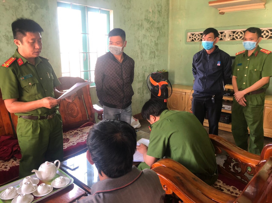  Lực lượng Công an đọc lệnh bắt tạm giam các đối tượng. Ảnh: Văn Ngọc