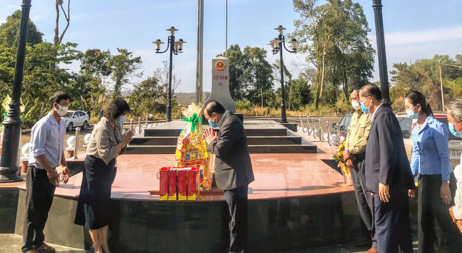 Bà Đinh Thị Giang-Phó Chủ tịch Ủy ban MTTQ Việt Nam tỉnh Gia Lai (Việt Nam) trao tặng quà cho đại diện Hội Khmer - Việt Nam chi nhánh tỉnh Rattanakiri (Vương quốc Campuchia). Ảnh: Phan Thành