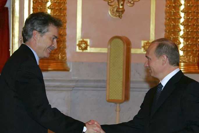 Cựu Đại sứ Mỹ tại Nga William Burns, người được Tổng thống Biden đề cử là Giám đốc CIA, bắt tay Tổng thống Nga Vladimir Putin. Ảnh: Điện Kremlin  Cựu Đại sứ Mỹ tại Nga William Burns, người được Tổng thống Biden đề cử là Giám đốc CIA, bắt tay Tổng thống Nga Vladimir Putin. Ảnh: Điện Kremlin