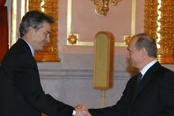  Cựu Đại sứ Mỹ tại Nga William Burns, người được Tổng thống Biden đề cử là Giám đốc CIA, bắt tay Tổng thống Nga Vladimir Putin. Ảnh: Điện Kremlin