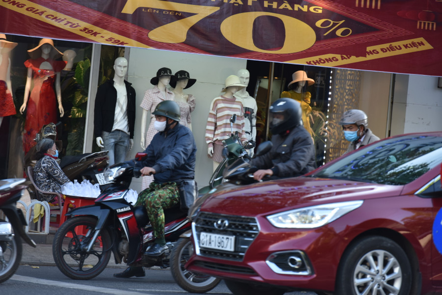 Người dân chấp hành tốt việc đeo khẩu trang trên đường phố