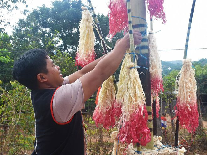 Thanh niên trang trí cây nêu cho ngày tết ẢNH: ĐỨC NHẬT
