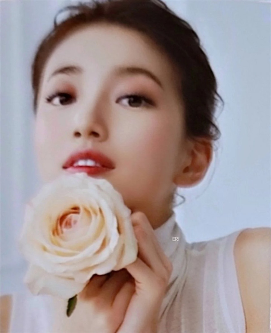 Năm 2021, “tình đầu quốc dân” đứng ở vị trí thứ 3 trong cuộc khảo sát “Nữ ca sĩ xinh đẹp nhất K-pop 2021” do tờ Ilgan Sports thực hiện, sau Naeun (April) và Irene (Red Velvet). Ảnh: Instagram.