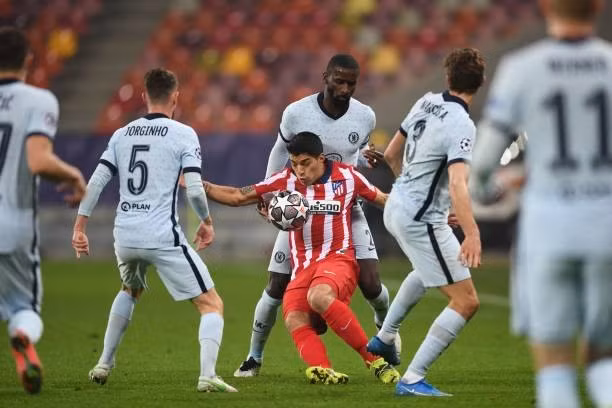 Chelsea chơi pressing triệt để. Ảnh: AFP