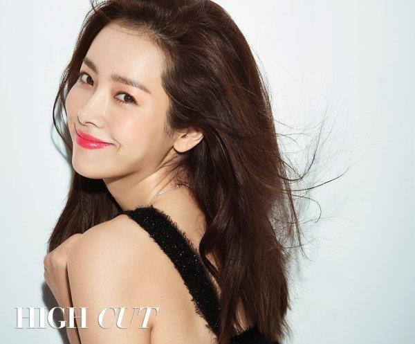 2012 trở thành năm đánh dấu sự nghiệp diễn xuất thành công khi cô gặt hái được vô số giải thưởng về diễn xuất. Cô được vinh danh tại lễ trao giải thưởng Ngôi sao K-Drama lần thứ nhất với danh hiệu Nữ diễn viên xuất sắc trong bộ phim “Padam Padam” (JTBC, 2011). Ảnh: Knet