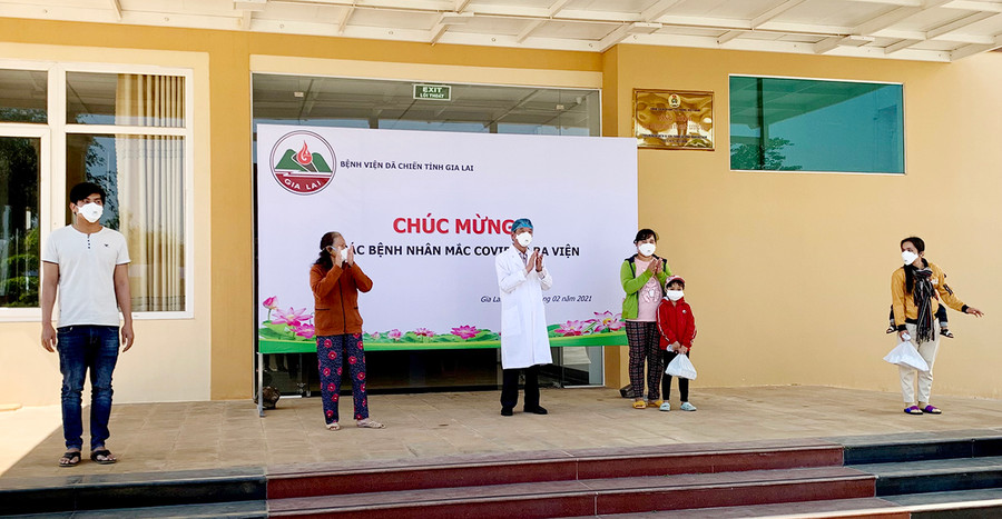 Ông Mai Xuân Hải (giữa)-Giám đốc Sở Y tế chúc mừng các bệnh nhân ra viện. Ảnh: Như Nguyện