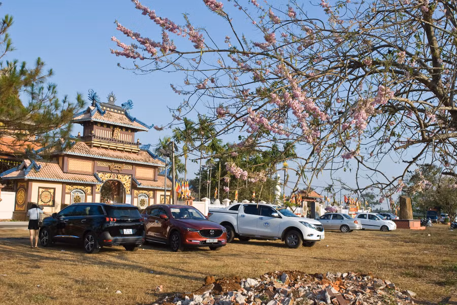 Tại đây, du khách có thể ghé thăm chùa cổ Bửu Minh. Ảnh: Huy Tịnh