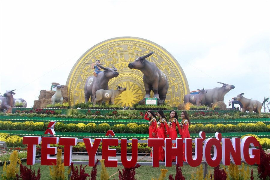 Biểu tượng linh vật năm Tân Sửu - 2021 vừa được khánh thành tại TP.Quy Nhơn (tỉnh Bình Định). Ảnh: N.T Biểu tượng linh vật năm Tân Sửu - 2021 vừa được khánh thành tại TP.Quy Nhơn (tỉnh Bình Định). Ảnh: N.T