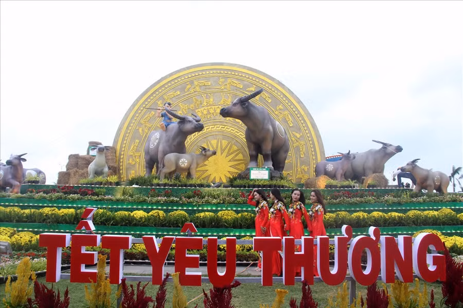 Biểu tượng linh vật năm Tân Sửu - 2021 vừa được khánh thành tại TP.Quy Nhơn (tỉnh Bình Định). Ảnh: N.T