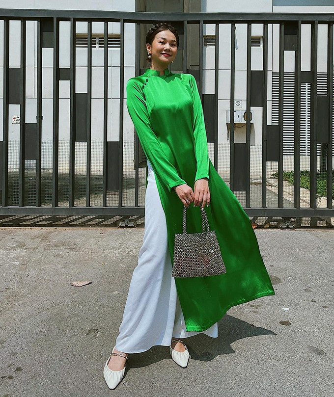 Lựa chọn một bộ áo dài trơn truyền thống, Thanh Hằng đã khéo léo kết hợp với chiếc túi và đôi giày hàng hiệu khiến nữ diễn viên trở nên sang chảnh hơn hẳn. Ảnh: NVCC.