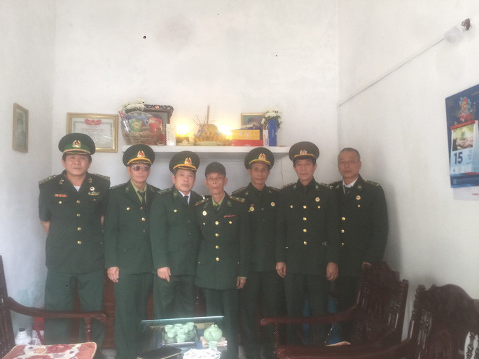 Ông Hoàng Như Lý và các cựu binh Đồn Pò Hèn đến thắp hương tại nhà liệt sĩ anh hùng Hoàng Thị Hồng Chiêm Ông Hoàng Như Lý và các cựu binh Đồn Pò Hèn đến thắp hương tại nhà liệt sĩ anh hùng Hoàng Thị Hồng Chiêm