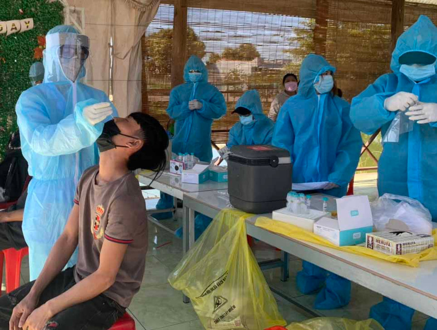 Mở rộng lấy mẫu xét nghiệm cho toàn bộ dân cư phường Đoàn Kết (thị xã Ayun Pa) ngày mùng 3 Tết. Ảnh: Vũ Chi Mở rộng lấy mẫu xét nghiệm cho toàn bộ dân cư phường Đoàn Kết (thị xã Ayun Pa) ngày mùng 3 Tết. Ảnh: Vũ Chi