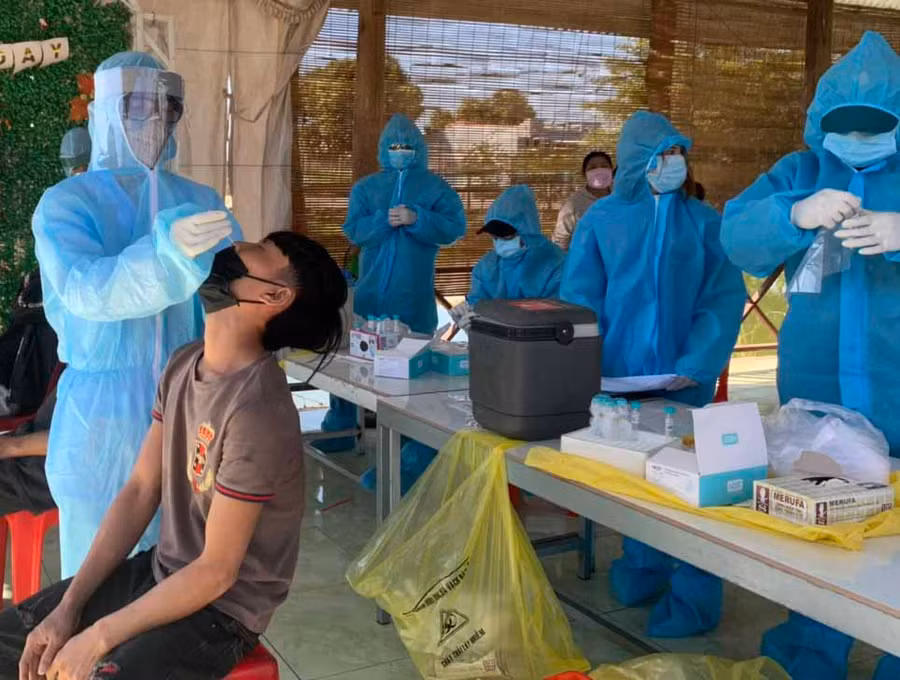 Mở rộng lấy mẫu xét nghiệm cho toàn bộ dân cư phường Đoàn Kết (thị xã Ayun Pa) ngày mùng 3 Tết. Ảnh: Vũ Chi